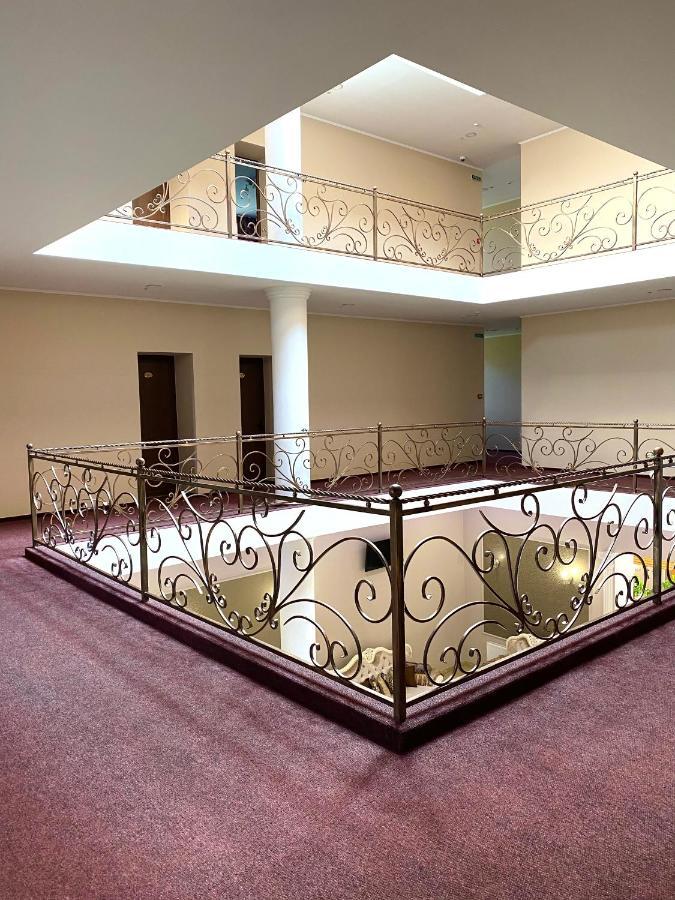 New Continent Hotel Bushtyno Bagian luar foto