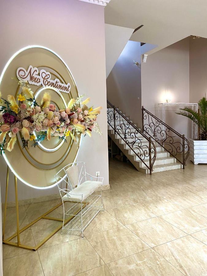New Continent Hotel Bushtyno Bagian luar foto