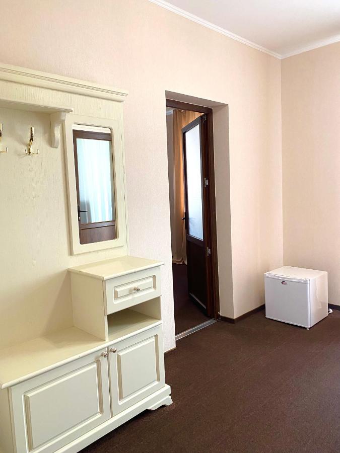 New Continent Hotel Bushtyno Bagian luar foto