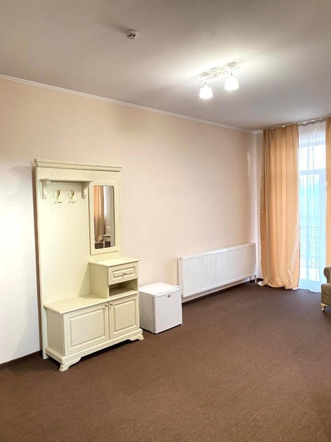 New Continent Hotel Bushtyno Bagian luar foto