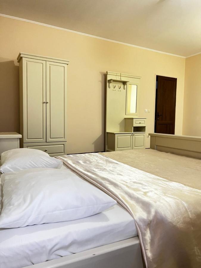 New Continent Hotel Bushtyno Bagian luar foto