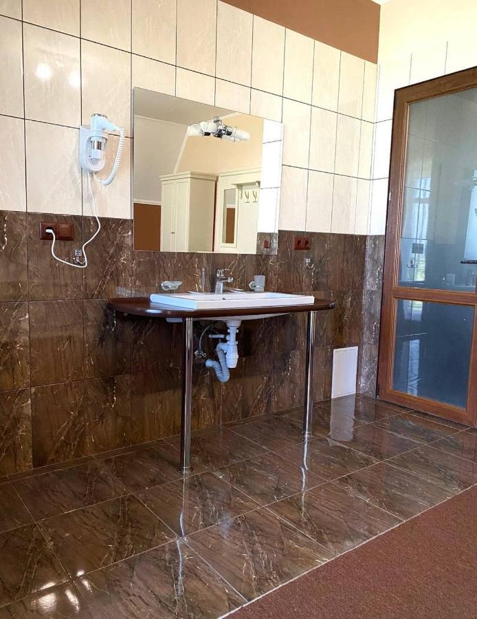New Continent Hotel Bushtyno Bagian luar foto