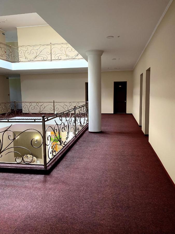 New Continent Hotel Bushtyno Bagian luar foto