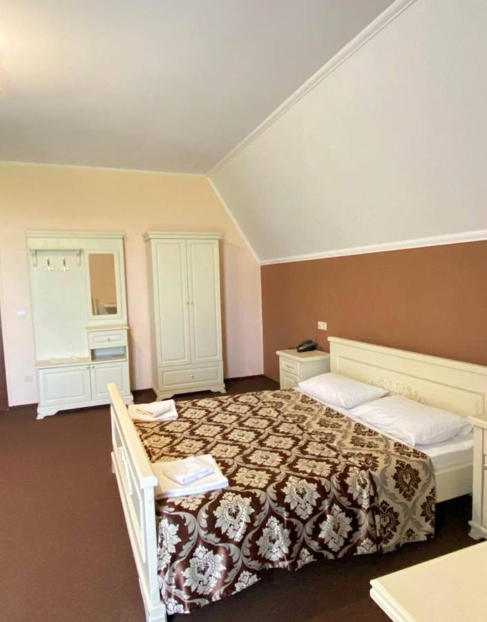New Continent Hotel Bushtyno Bagian luar foto