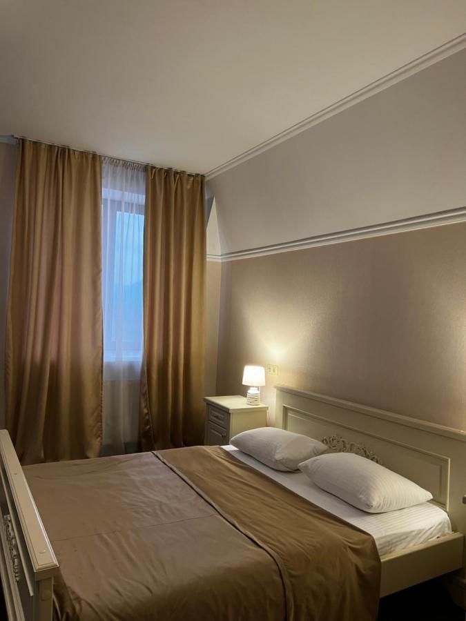 New Continent Hotel Bushtyno Bagian luar foto