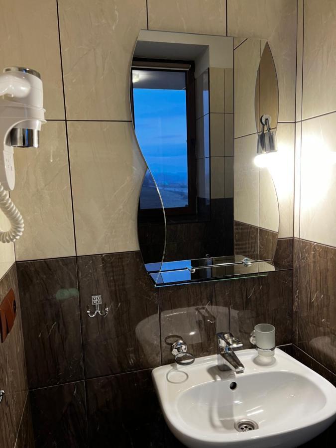 New Continent Hotel Bushtyno Bagian luar foto
