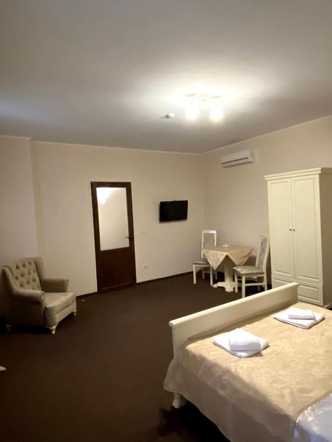 New Continent Hotel Bushtyno Bagian luar foto