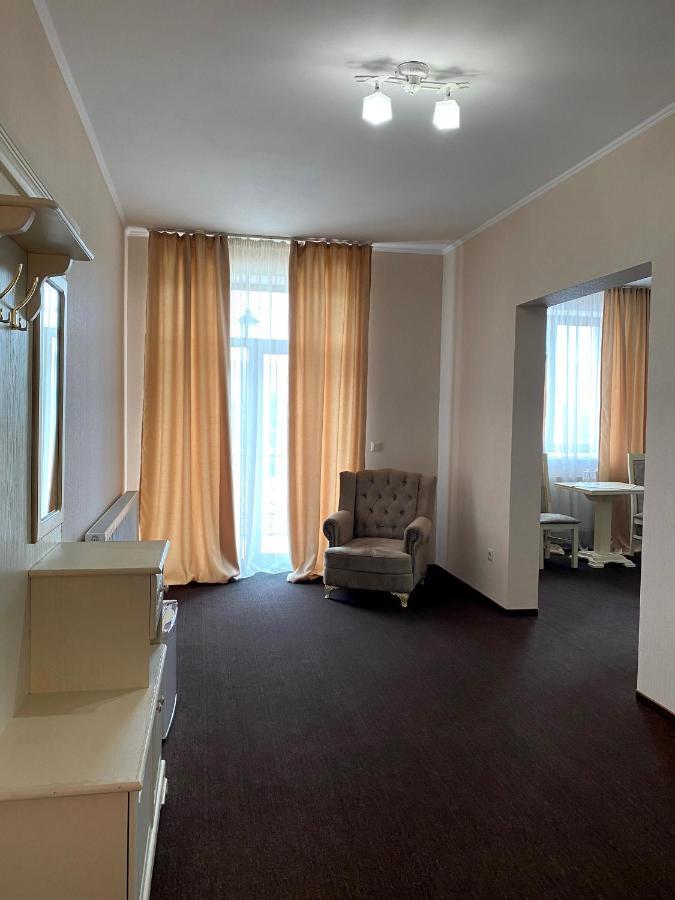 New Continent Hotel Bushtyno Bagian luar foto