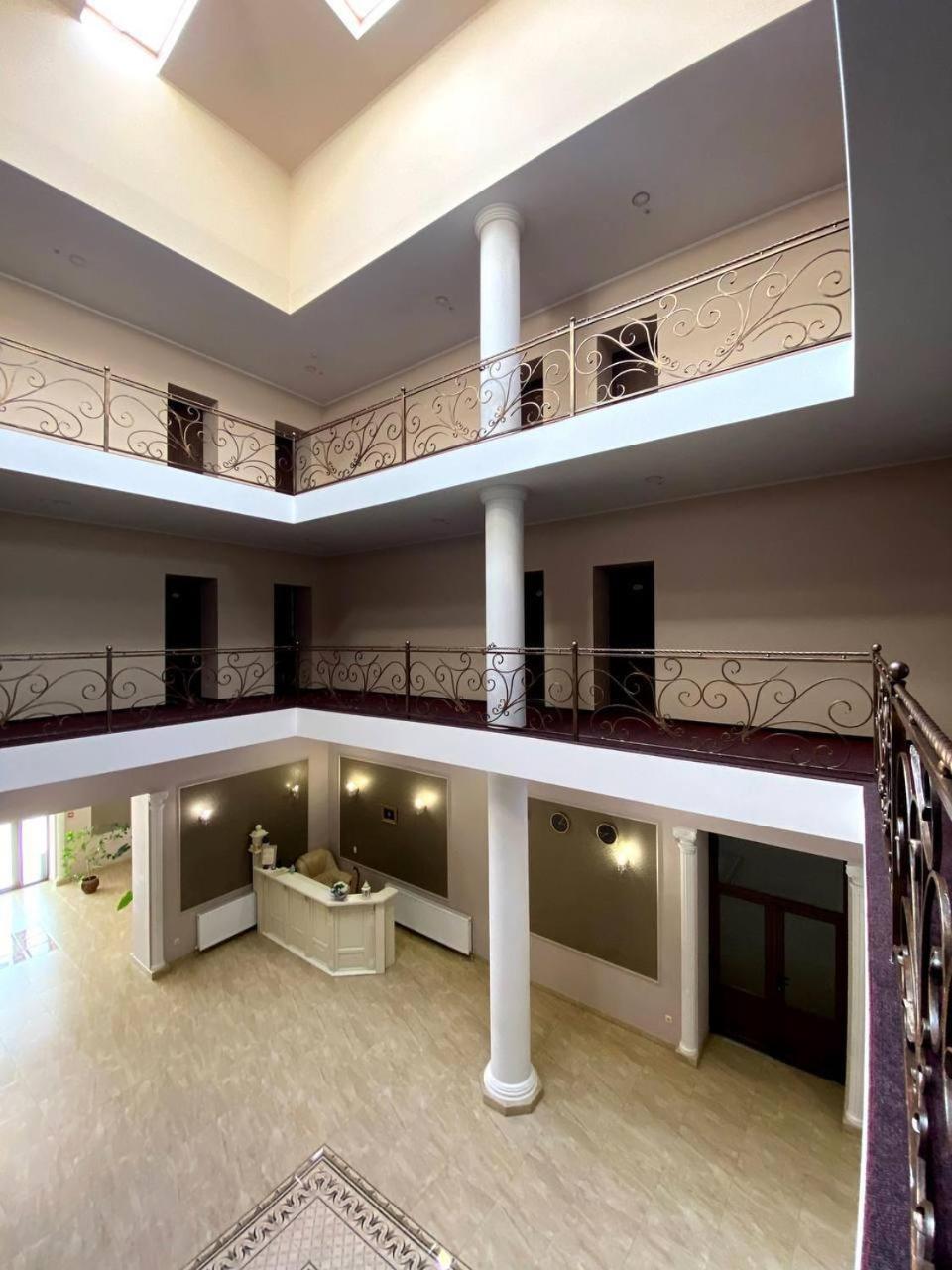 New Continent Hotel Bushtyno Bagian luar foto
