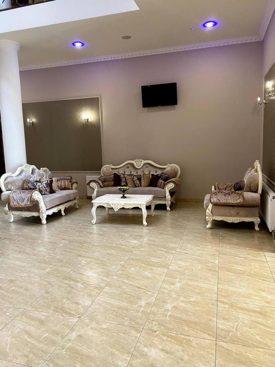 New Continent Hotel Bushtyno Bagian luar foto