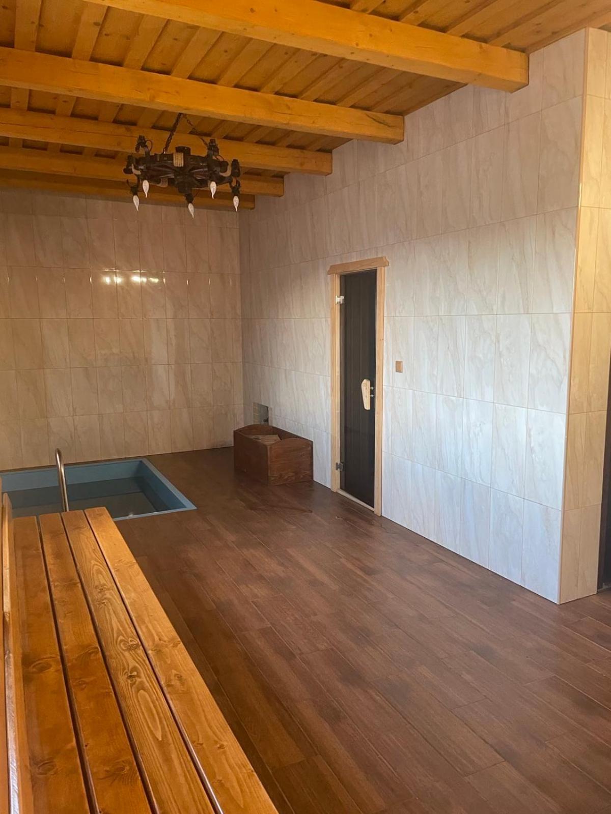 New Continent Hotel Bushtyno Bagian luar foto