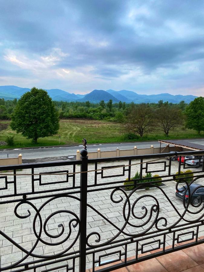 New Continent Hotel Bushtyno Bagian luar foto